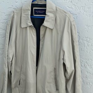 Men’s sporty windbreaker lightweight jacket.